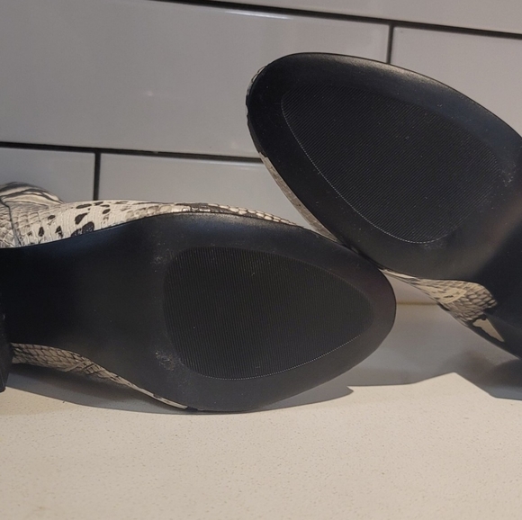 Madden Girl "Aden" Snake-print boots, size 8M - Picture 5 of 6